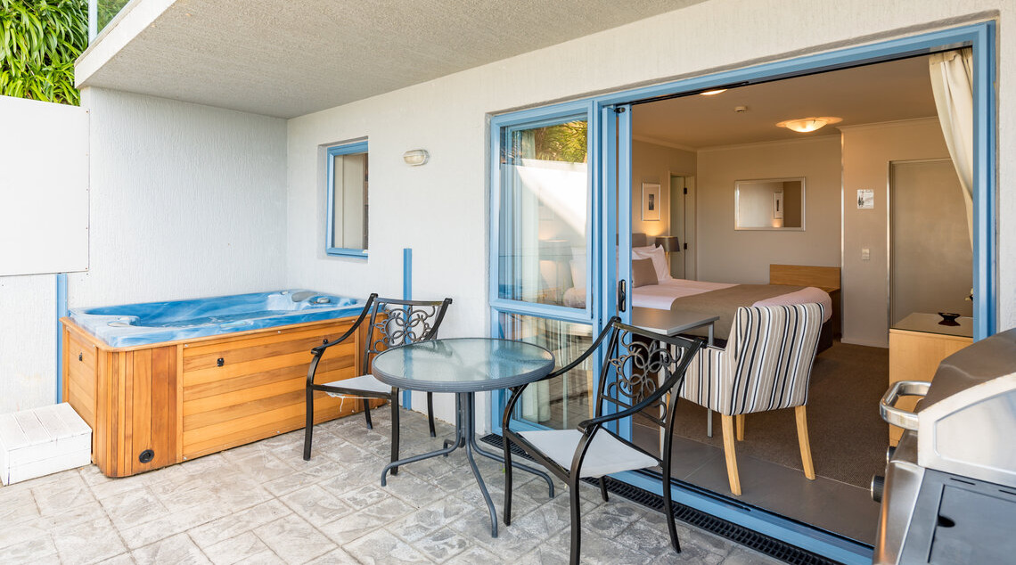 Studio apartment outdoor spa pool